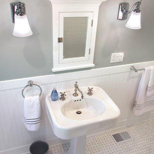 Inspiration för ett mellanstort amerikanskt en-suite badrum, med skåp i shakerstil, vita skåp, en dusch/badkar-kombination, en toalettstol med separat cisternkåpa, vit kakel, grå väggar, marmorgolv, tunnelbanekakel och ett piedestal handfat