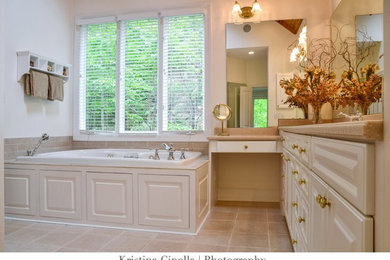 Example of an arts and crafts bathroom design in St Louis