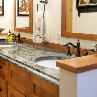Idée de décoration pour une petit salle de bain principale craftsman avec un placard à porte shaker, des portes de placard en bois brun, une baignoire en alcôve, un combiné douche/baignoire, un WC séparé, un mur jaune, un sol en carrelage de céramique, un lavabo encastré, un plan de toilette en granite, un sol multicolore, une cabine de douche à porte coulissante et un plan de toilette vert.