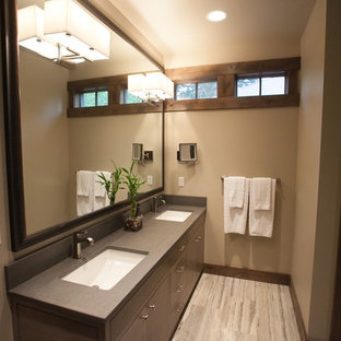 Idee per una stanza da bagno padronale stile americano con lavabo sottopiano, ante lisce, ante in legno bruno, top in superficie solida, pareti beige e pavimento in linoleum
