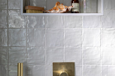 Imagen de cuarto de baño escandinavo pequeño con ducha abierta, baldosas y/o azulejos azules, aseo y ducha y ducha abierta