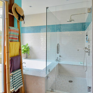 Esempio di una stanza da bagno per bambini mediterranea di medie dimensioni con consolle stile comò, ante grigie, vasca da incasso, doccia alcova, WC a due pezzi, piastrelle blu, lastra di vetro, pareti blu, pavimento in cementine, lavabo sottopiano, top in vetro riciclato, pavimento blu e porta doccia a battente