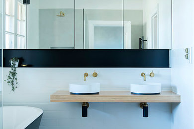 パースにある小さなコンテンポラリースタイルのおしゃれなマスターバスルーム (置き型浴槽、オープン型シャワー、白いタイル、セラミックタイル、白い壁、セラミックタイルの床、ベッセル式洗面器、木製洗面台、オープンシャワー) の写真