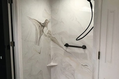 Ejemplo de cuarto de baño clásico de tamaño medio con ducha empotrada, baldosas y/o azulejos grises, losas de piedra, paredes beige, suelo de baldosas de cerámica y suelo beige
