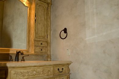 Inspiration for a classic bathroom in Los Angeles with beige walls.