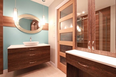 Aménagement d'une salle de bain contemporaine en bois brun de taille moyenne avec un placard à porte plane, une douche d'angle, un mur bleu, un sol en carrelage de porcelaine, une vasque, un sol beige et une cabine de douche à porte coulissante.