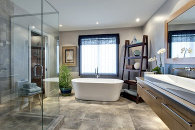 Exemple d'une grande salle de bain principale tendance en bois brun avec un placard à porte plane, une baignoire indépendante, une douche d'angle, un mur marron, un sol en carrelage de porcelaine, un lavabo posé, un sol marron et une cabine de douche à porte battante.