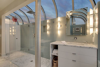 Cette image montre une salle de bain design avec une douche à l'italienne et une cabine de douche à porte battante.