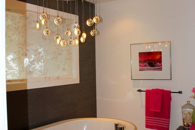 Идея дизайна: главная ванная комната среднего размера в современном стиле с отдельно стоящей ванной, белыми стенами и полом из керамической плитки