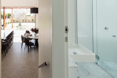 Ispirazione per una stanza da bagno minimal con piastrelle bianche e pavimento bianco
