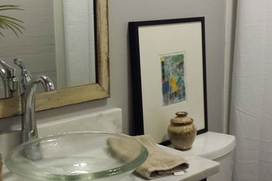 Example of an eclectic bathroom design in Miami