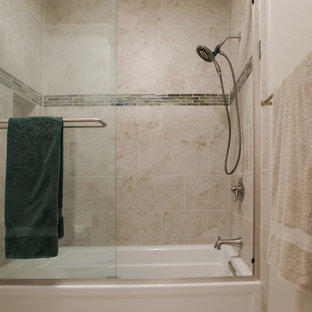 Idées déco pour une petit salle de bain classique pour enfant avec un placard à porte shaker, des portes de placard blanches, une baignoire en alcôve, un combiné douche/baignoire, un WC séparé, un carrelage beige, des carreaux de porcelaine, un mur gris, un sol en carrelage de porcelaine, un lavabo encastré, un plan de toilette en granite, un sol beige, une cabine de douche à porte coulissante et un plan de toilette vert.