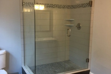 Foto de cuarto de baño tradicional con ducha esquinera y suelo de baldosas de porcelana