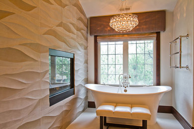 デンバーにあるエクレクティックスタイルのおしゃれな浴室 (置き型浴槽) の写真