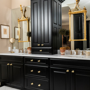 Foto di una stanza da bagno tradizionale con ante verdi, pareti beige, lavabo sottopiano, pavimento bianco, top bianco, due lavabi e mobile bagno incassato