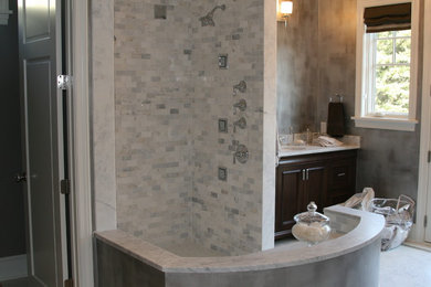 Imagen de cuarto de baño clásico con encimera de mármol, baldosas y/o azulejos blancos, baldosas y/o azulejos de piedra y ducha abierta