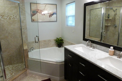 Exemple d'une salle de bain principale en bois foncé de taille moyenne avec un placard avec porte à panneau encastré, une baignoire d'angle, une douche ouverte, un carrelage beige, des carreaux de céramique, un mur blanc, un sol en carrelage de porcelaine, un lavabo encastré et un plan de toilette en marbre.