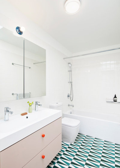 Современный Ванная комната by Studio Officina Architecture PLLC