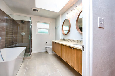 Example of a mid-century modern bathroom design in Seattle