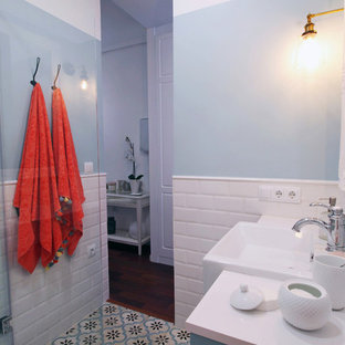 Kleines Shabby-Chic Kinderbad mit blauen Schränken, weißen Fliesen, Metrofliesen, blauer Wandfarbe und blauem Boden in Valencia