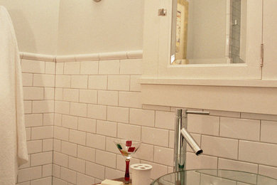Diseño de cuarto de baño principal tradicional pequeño con armarios tipo mueble, puertas de armario de madera oscura, ducha empotrada, baldosas y/o azulejos blancos, baldosas y/o azulejos de cerámica, paredes blancas y lavabo sobreencimera