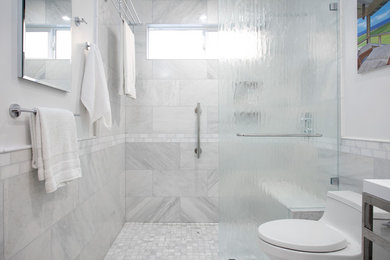 Foto de cuarto de baño moderno de tamaño medio con puertas de armario grises
