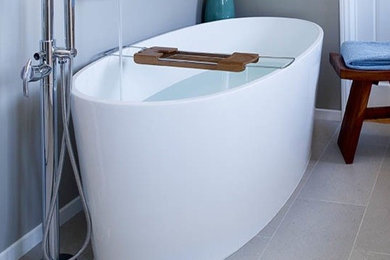 This is an example of a contemporary bathroom in Los Angeles.