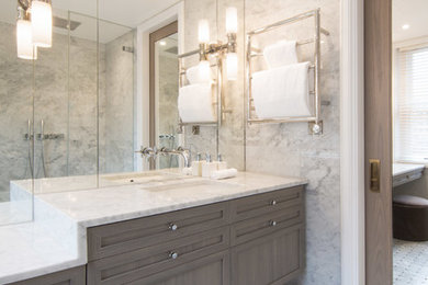Идея дизайна: ванная комната в стиле неоклассика (современная классика) с фасадами с выступающей филенкой, фасадами цвета дерева среднего тона, серыми стенами, душевой кабиной и врезной раковиной