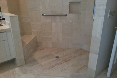 Diseño de cuarto de baño principal tradicional de tamaño medio con ducha a ras de suelo, baldosas y/o azulejos beige, baldosas y/o azulejos de piedra y suelo de travertino