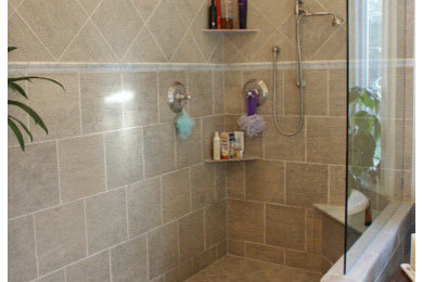 シャーロットにある高級な広いトラディショナルスタイルのおしゃれなマスターバスルーム (バリアフリー、セラミックタイル、置き型浴槽、白い壁、セラミックタイルの床) の写真