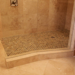 Idéer för stora vintage en-suite badrum, med en kantlös dusch, stenkakel, mosaikgolv, luckor med infälld panel, skåp i mellenmörkt trä, beige kakel, granitbänkskiva och beige väggar