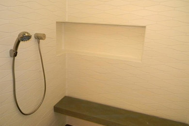 Foto de cuarto de baño actual con baldosas y/o azulejos blancos, baldosas y/o azulejos de cerámica y suelo de baldosas de porcelana