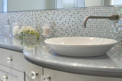 Diseño de cuarto de baño minimalista pequeño con armarios tipo mueble, puertas de armario grises, baldosas y/o azulejos grises, baldosas y/o azulejos en mosaico, lavabo sobreencimera y encimera de mármol