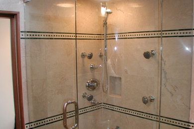 Идея дизайна: главная ванная комната среднего размера в стиле модернизм с душем в нише, бежевой плиткой, керамогранитной плиткой, белыми стенами и полом из керамогранита