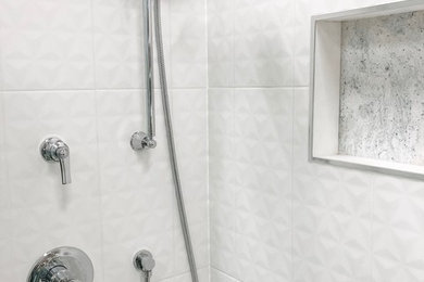 Ejemplo de cuarto de baño actual con ducha esquinera, baldosas y/o azulejos blancos, baldosas y/o azulejos de porcelana y ducha con puerta corredera