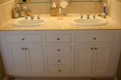 Ejemplo de cuarto de baño contemporáneo con puertas de armario blancas y lavabo bajoencimera