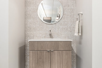 Imagen de cuarto de baño clásico renovado pequeño con armarios con paneles lisos, puertas de armario de madera oscura, ducha empotrada, baldosas y/o azulejos beige, baldosas y/o azulejos de cerámica, aseo y ducha, encimera de mármol, encimeras blancas, paredes beige, lavabo integrado, suelo multicolor y ducha abierta