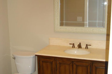 ニューヨークにある小さなおしゃれな浴室 (白いキャビネット、ベージュの壁) の写真