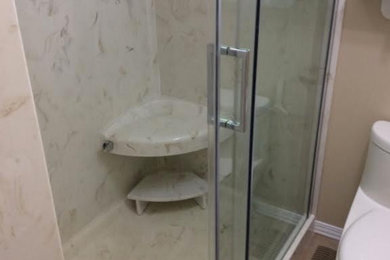 Modelo de cuarto de baño clásico pequeño con ducha empotrada, sanitario de una pieza, paredes beige, suelo de baldosas de cerámica y aseo y ducha