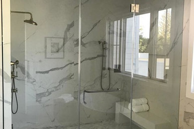 マイアミにある広いコンテンポラリースタイルのおしゃれなマスターバスルーム (置き型浴槽、アルコーブ型シャワー、グレーのタイル、大理石タイル、白い壁、磁器タイルの床、グレーの床、開き戸のシャワー) の写真