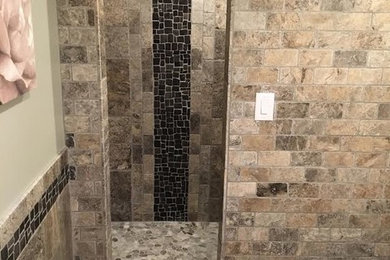 オレンジカウンティにあるトラディショナルスタイルのおしゃれな浴室 (アルコーブ型シャワー、ベージュのタイル、茶色いタイル、石タイル) の写真