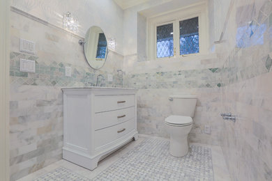 ボルチモアにある中くらいなトランジショナルスタイルのおしゃれなバスルーム (浴槽なし) (白い床、白い壁、大理石の床、オープンシャワー、家具調キャビネット、白いキャビネット、アルコーブ型シャワー、分離型トイレ、アンダーカウンター洗面器、大理石の洗面台) の写真