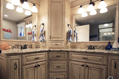 Diseño de cuarto de baño tradicional de tamaño medio con armarios con paneles con relieve, puertas de armario de madera clara, aseo y ducha, lavabo bajoencimera, encimera de granito y encimeras multicolor