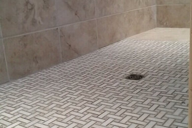 Modelo de cuarto de baño contemporáneo con bañera exenta, ducha abierta, baldosas y/o azulejos de cerámica, paredes beige y suelo de baldosas de cerámica