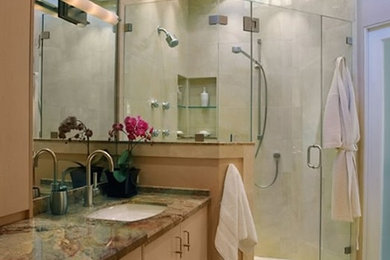 Diseño de cuarto de baño principal moderno extra grande con ducha empotrada y paredes beige