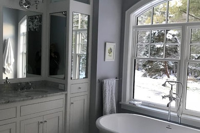 Bild på ett mellanstort vintage en-suite badrum, med luckor med infälld panel, vita skåp, ett fristående badkar, en hörndusch, grå väggar, klinkergolv i keramik, ett undermonterad handfat, marmorbänkskiva, grått golv och dusch med gångjärnsdörr