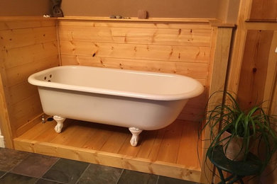 Foto de cuarto de baño rural con bañera con patas