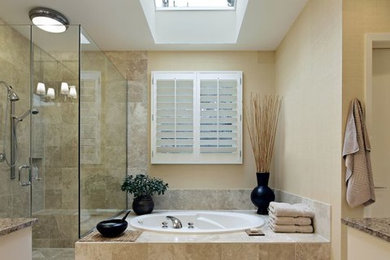 サクラメントにある中くらいなトラディショナルスタイルのおしゃれなマスターバスルーム (ドロップイン型浴槽、コーナー設置型シャワー、ベージュのタイル、ベージュの壁、御影石の洗面台、開き戸のシャワー) の写真