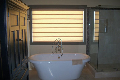Modelo de cuarto de baño principal tradicional de tamaño medio con bañera exenta, ducha esquinera, paredes blancas, suelo de baldosas de cerámica y suelo beige