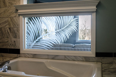 Стильный дизайн: ванная комната среднего размера в стиле модернизм с накладной ванной, керамогранитной плиткой и синими стенами - последний тренд